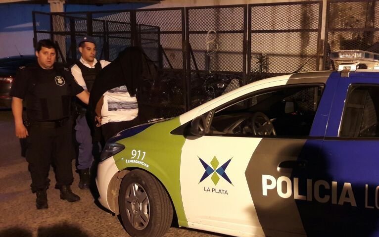 Detienen a una pareja que asaltó a una mujer en pleno centro