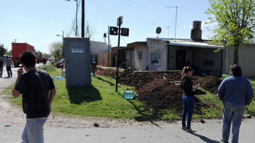 Un camión arrasó con cables de luz en una zona de Los Hornos