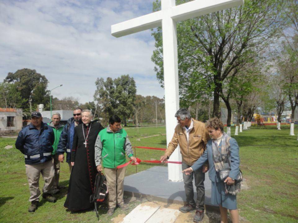 Bendicen una nueva cruz en el barrio Mosconi