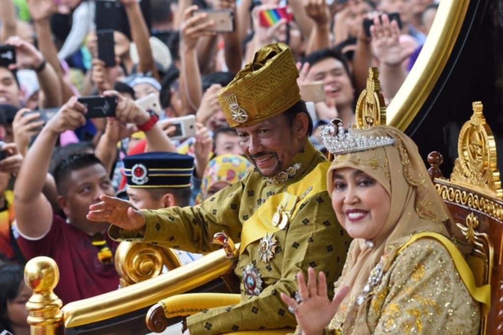 El polémico sultán de Brunei celebró sus 50 años en el poder