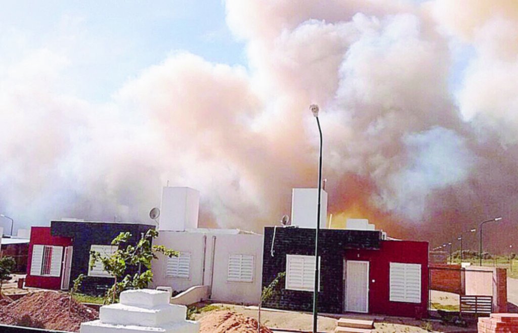 Aviones hidrantes combaten los incendios en San Luis