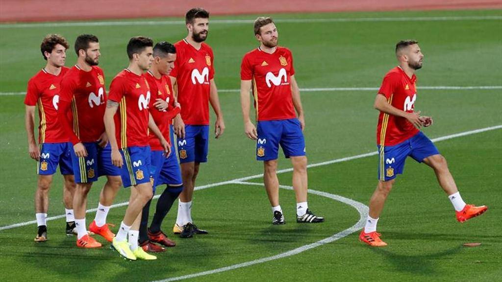 España busca sellar su clasificación a Rusia