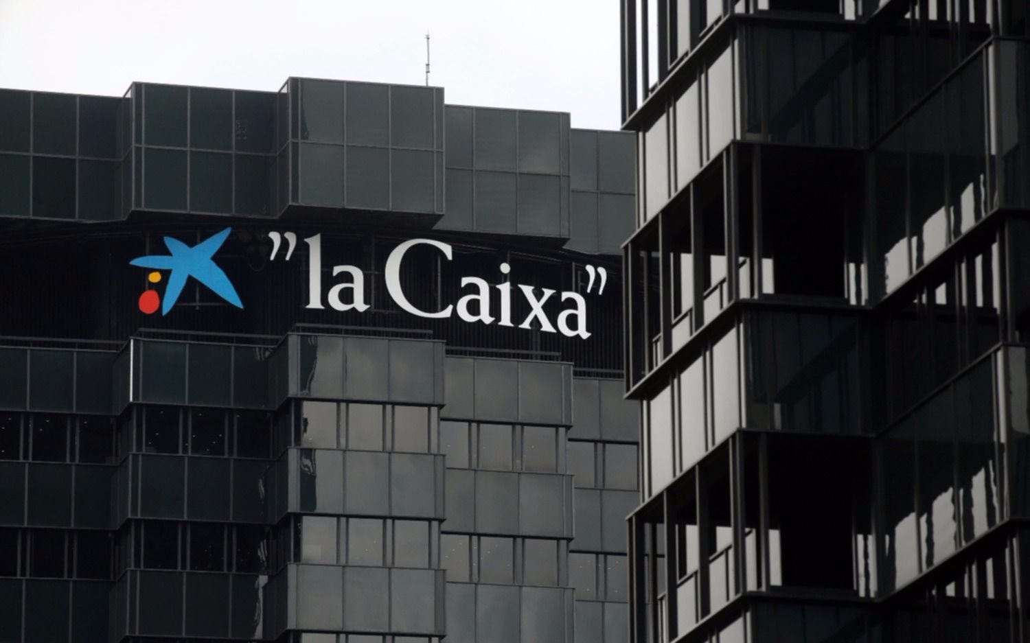 Más empresas se van de Cataluña favorecidas por una medida del Gobierno de España