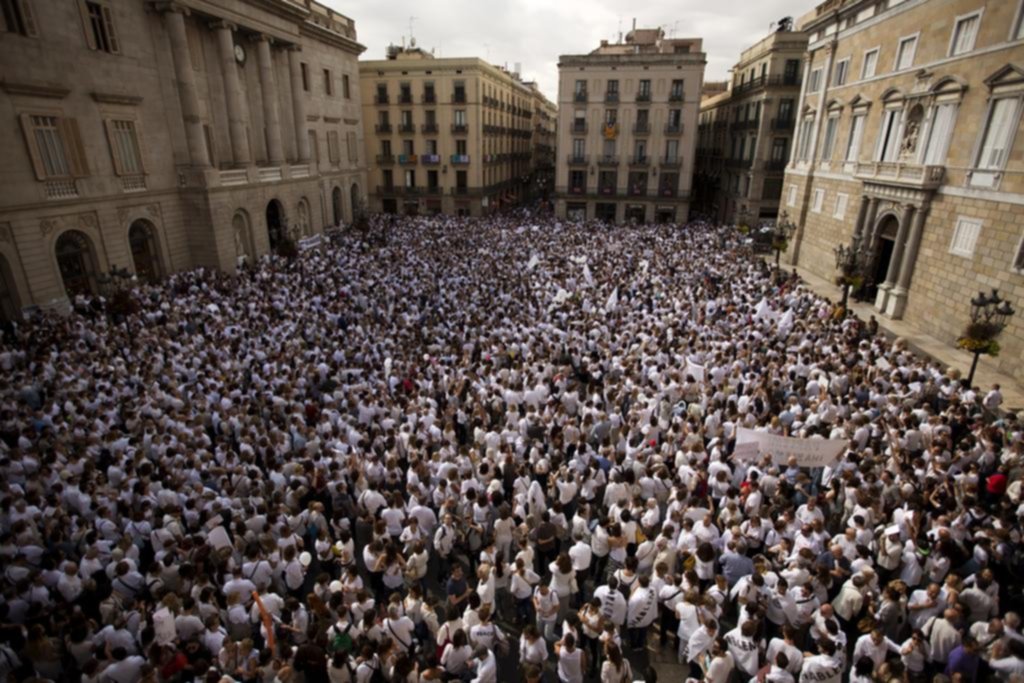 Miles de españoles en las calles para pedir diálogo y cordura