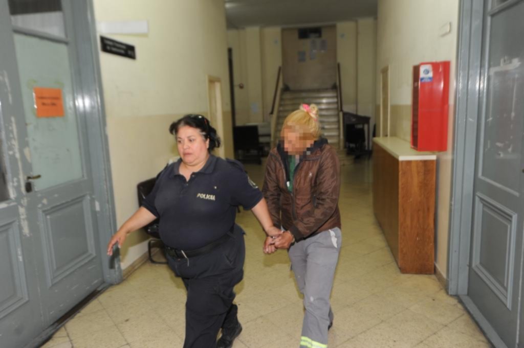 “Lo até con la cadena del perro por 10 minutos porque sale a robar”