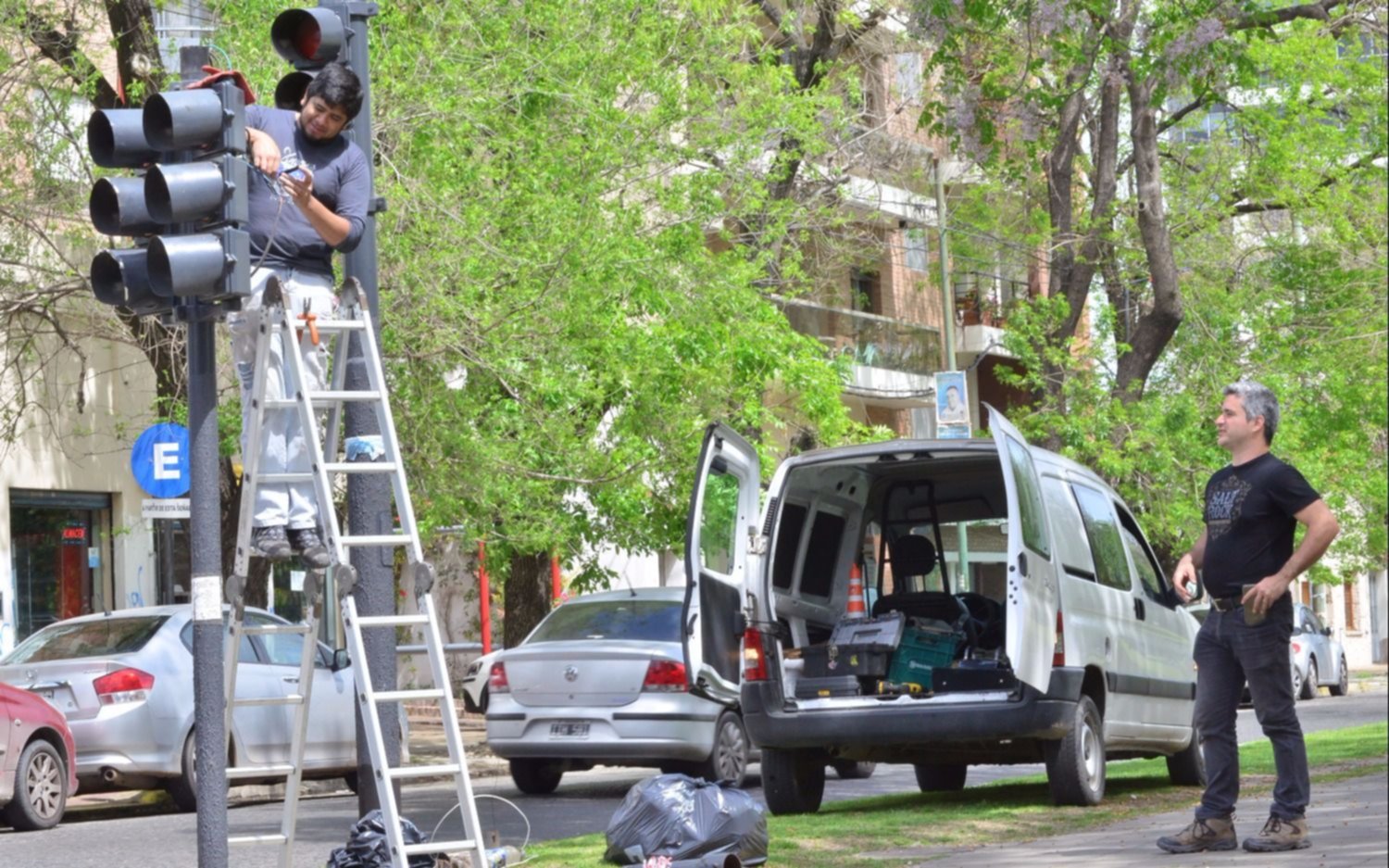 Hubo complicaciones por la caída de un semáforo en 12 y 40
