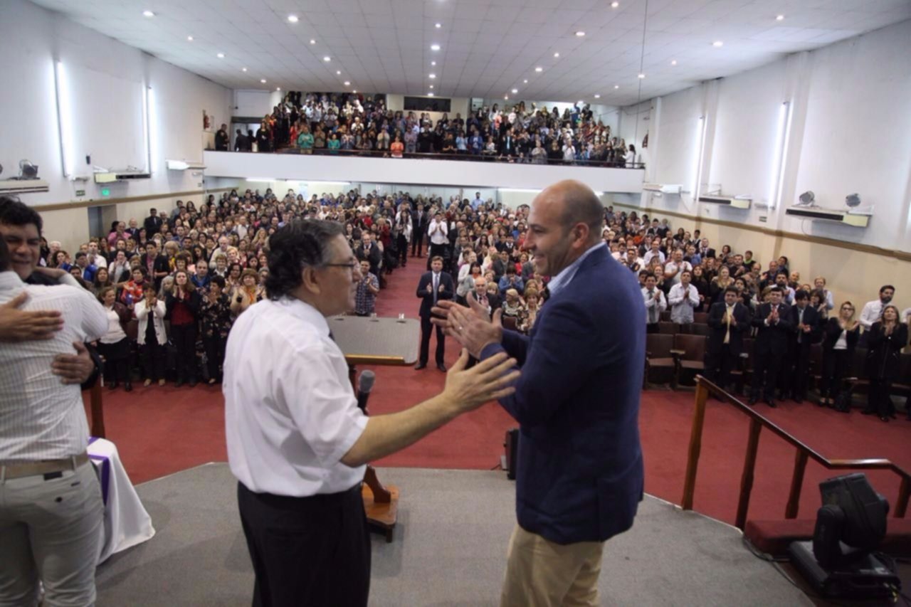 Molina participó de una reunión evangélica y recibió el apoyo de 800 fieles