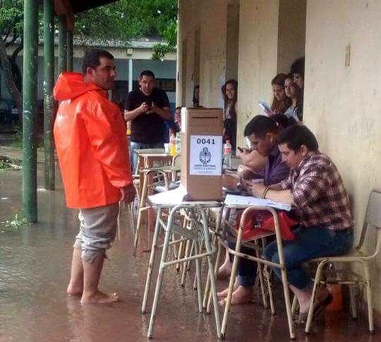 En medio de una lluvia torrencial y denuncias