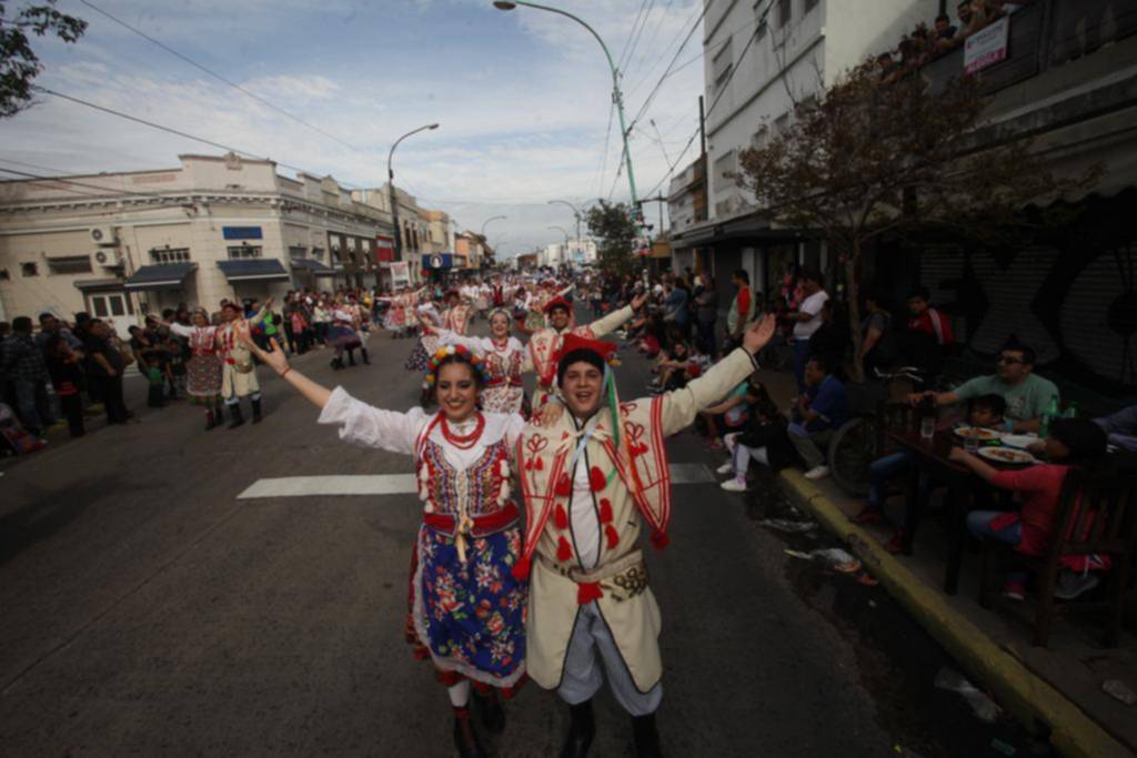 Color, bailes y emoción en el cierre de la fiesta de los inmigrantes