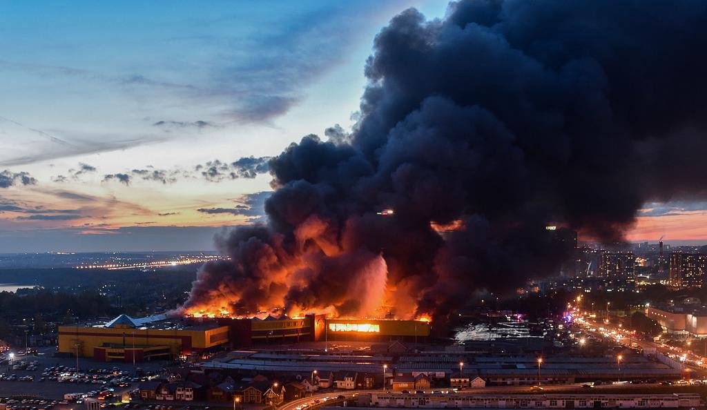 Dantesco incendio en un shopping ruso, con más de 3.000 evacuados
