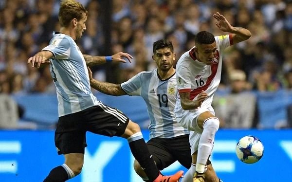 Polémica por una foto de Banega en un boliche después del empate con Perú