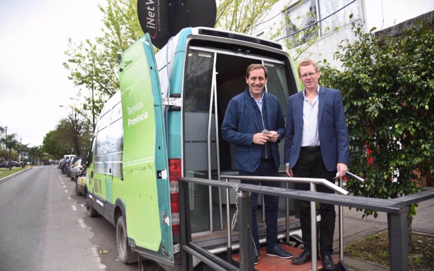Garro y Curuchet visitaron los nuevos cajeros móviles de la ciudad 