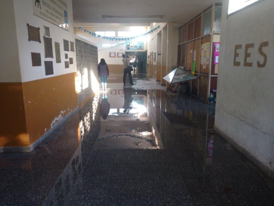 Casi mil alumnos sin clases por ataque vandálico en la Técnica 2
