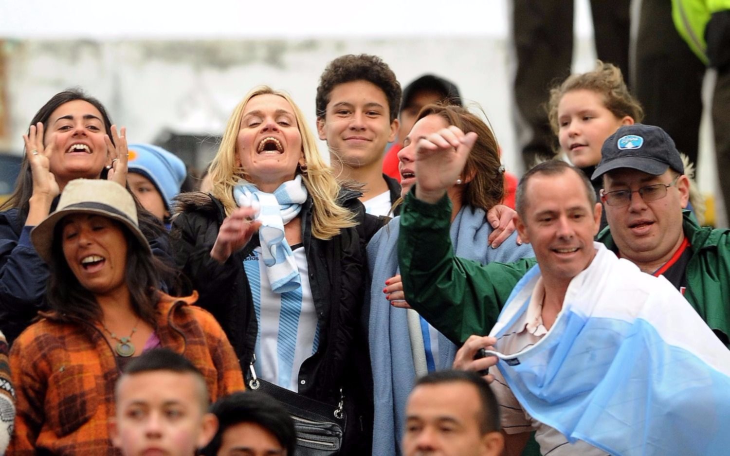 Cerca de mil hinchas argentinos se hacen sentir en el Olímpico Atahualpa