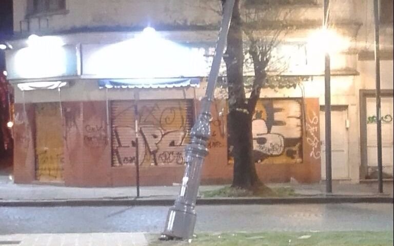 Alarma entre vecinos por una columna "a punto de caer" en 7 y 71