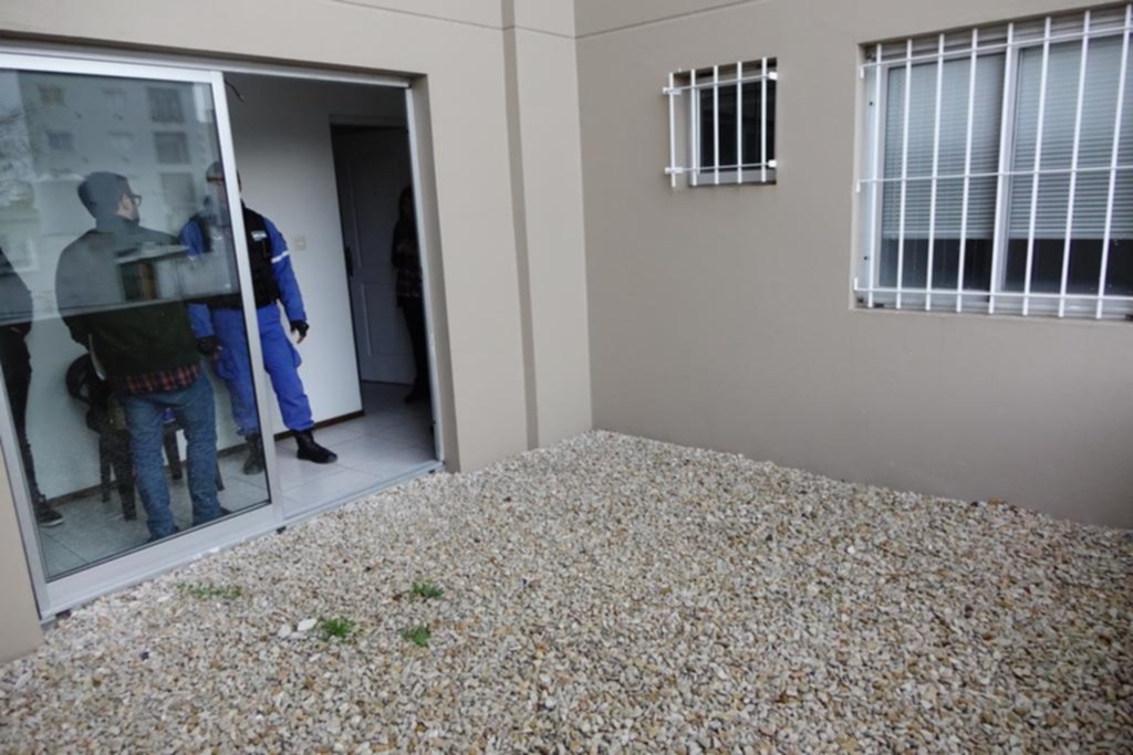 Robaron en tres departamentos y en uno de ellos ataron a una mujer