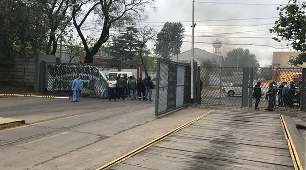 Denuncian apriete de Camioneros en el bloqueo a una planta