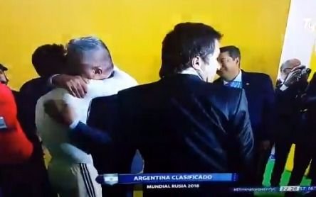 Siguió gambeteando en el vestuario: el abrazo de Messi con Tapia ¿y el "oso" a Angelici?