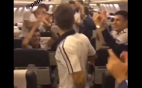 "Y todo el mundo, baila como el Papu": el divertido bailecito de Gómez en el avión