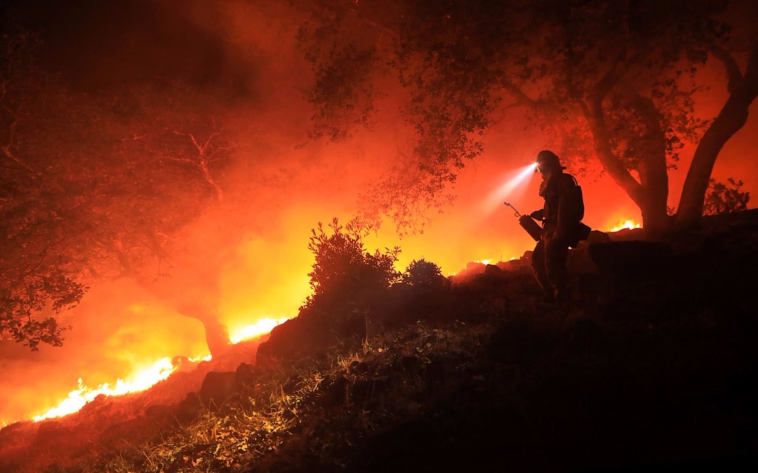 California: temen que los incendios puedan reavivarse y volverse más peligrosos