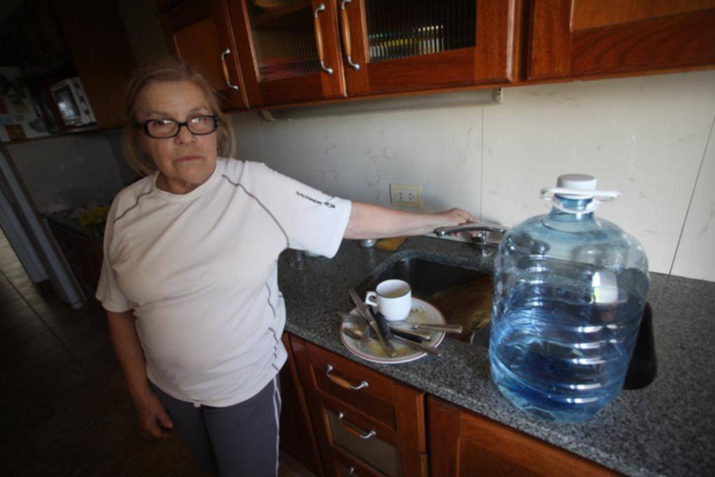 Calvario vecinal tras seis días sin agua en la zona de 31 y 33