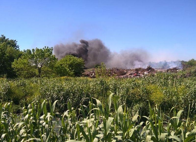 Quejas en Berisso por quema de basura en la zona de 66 y 123