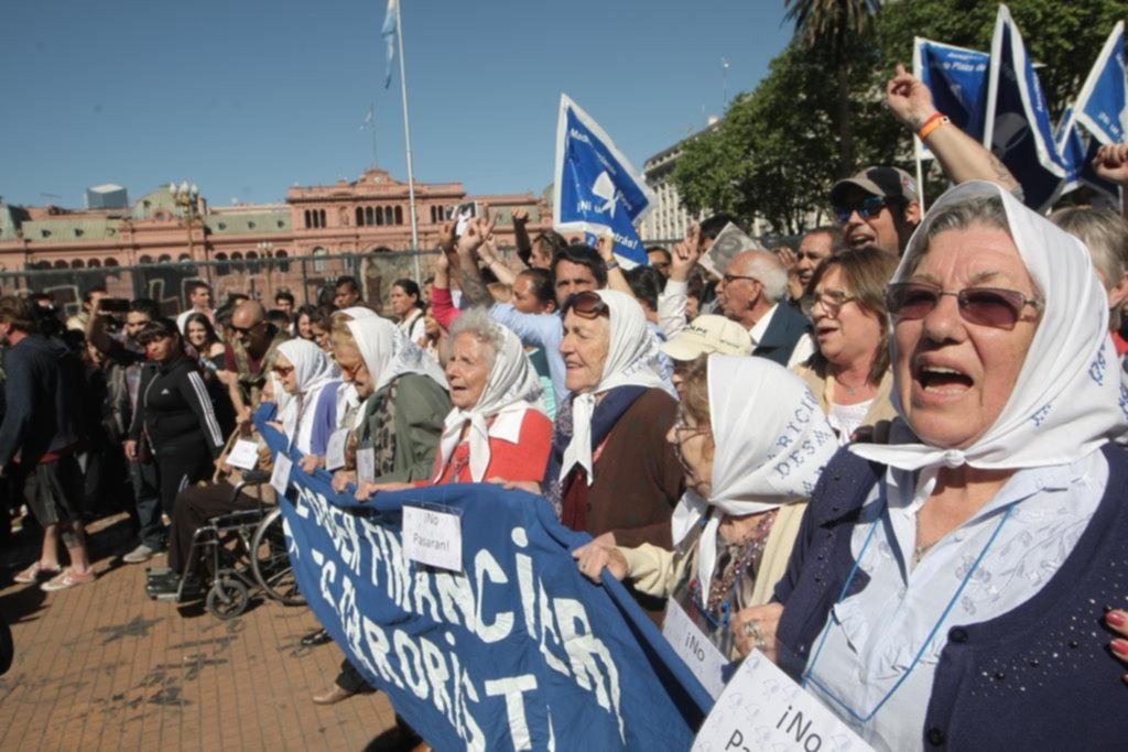 Protesta en la Plaza de Mayo con las Madres