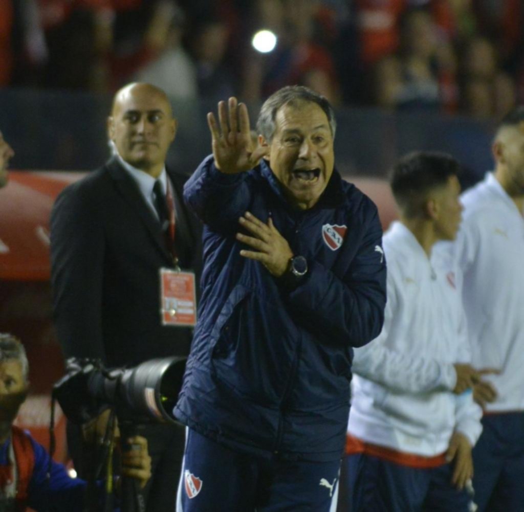 La barrabrava de Independiente “apretó” al técnico Ariel Holan