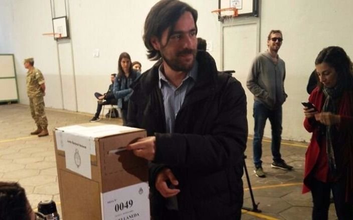 Del Caño votó en Avellaneda y aseguró que el caso de Santiago Maldonado "afecta a todos"
