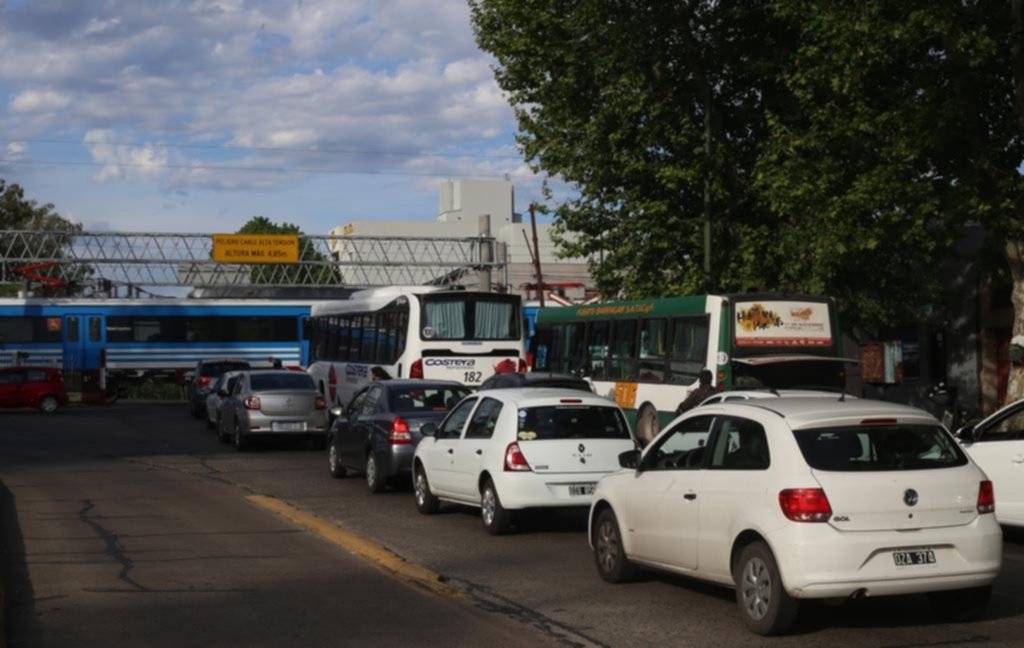 Primeros embotellamientos y bocinazos en los pasos a nivel