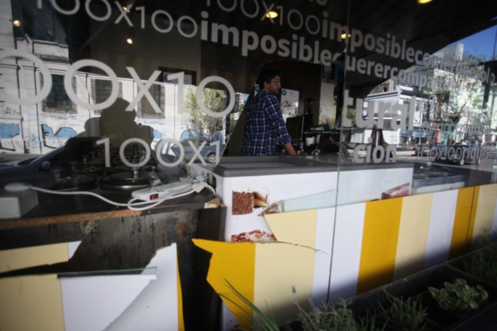 Robo y destrozos en una heladería del Centro