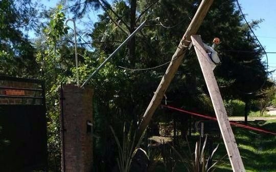 En Villa Elvira advierten por el estado de un poste del tendido eléctrico