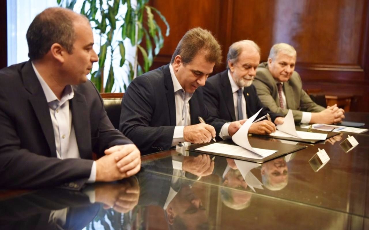 El Gobierno y el Banco Nación firmaron un acuerdo para que policías bonaerenses accedan a la casa propia