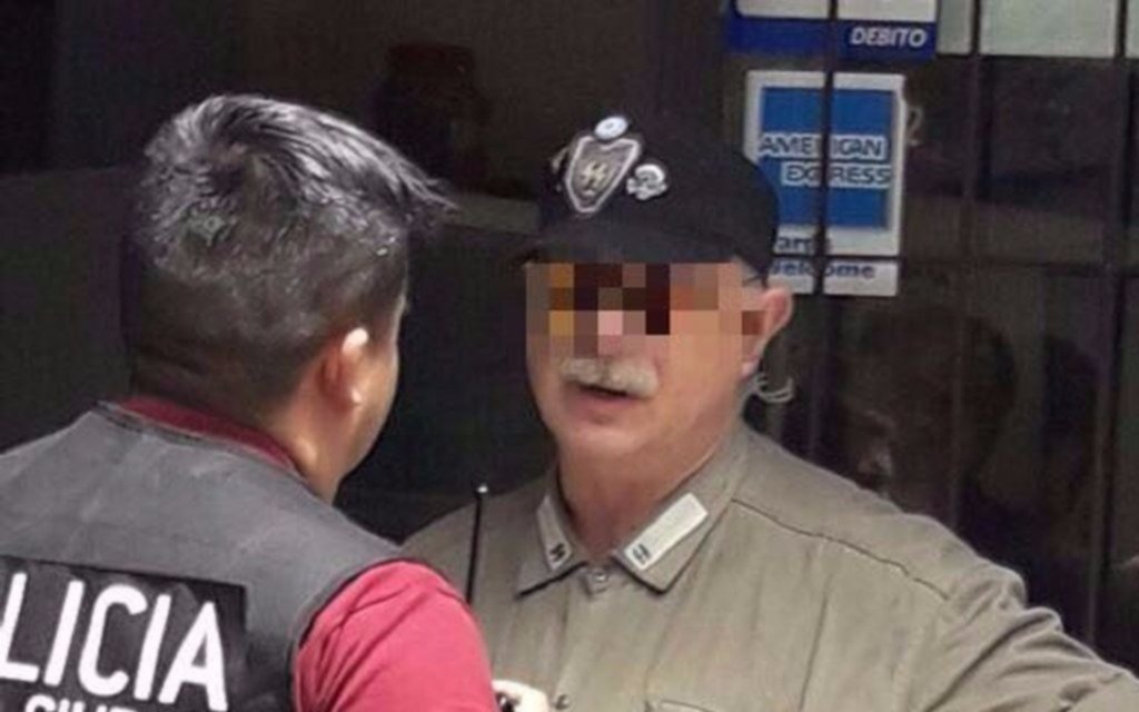 Una escuela espera que se confirme si un hombre con símbolos nazi tomó fotos de sus alumnos