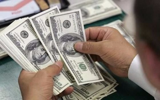 El dólar saltó diez centavos y cerró en $17,77