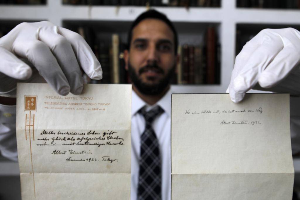 Un millón y medio de dólares por cartas con la teoría de Einstein de “cómo ser feliz”