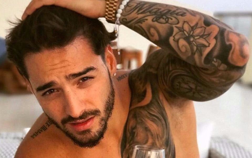 Maluma rechazó a una fan que se subió al escenario a besarlo y fue duramente criticado