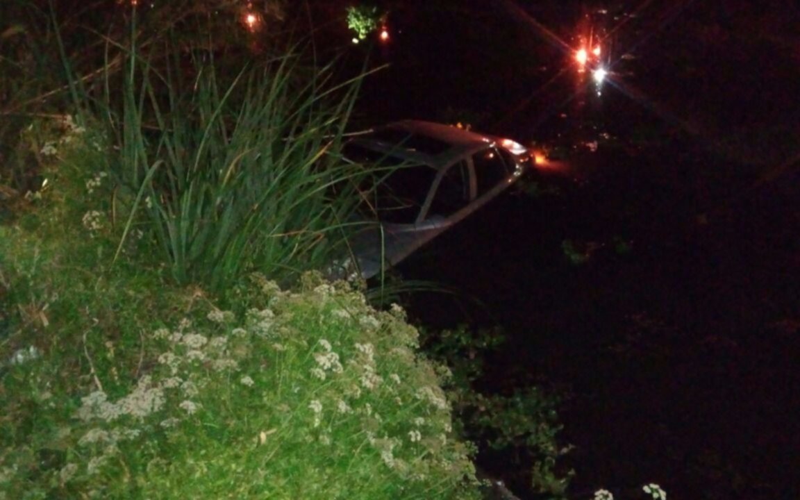 Un auto cayó a un canal y causó susto en Berisso