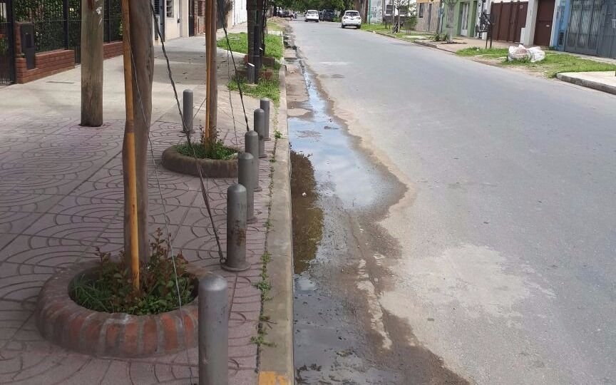 Enojo vecinal por caudalosa perdida de agua 