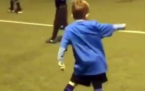 El heredero: el hijo del Papu Gómez hizo un gol y bailó como su papá