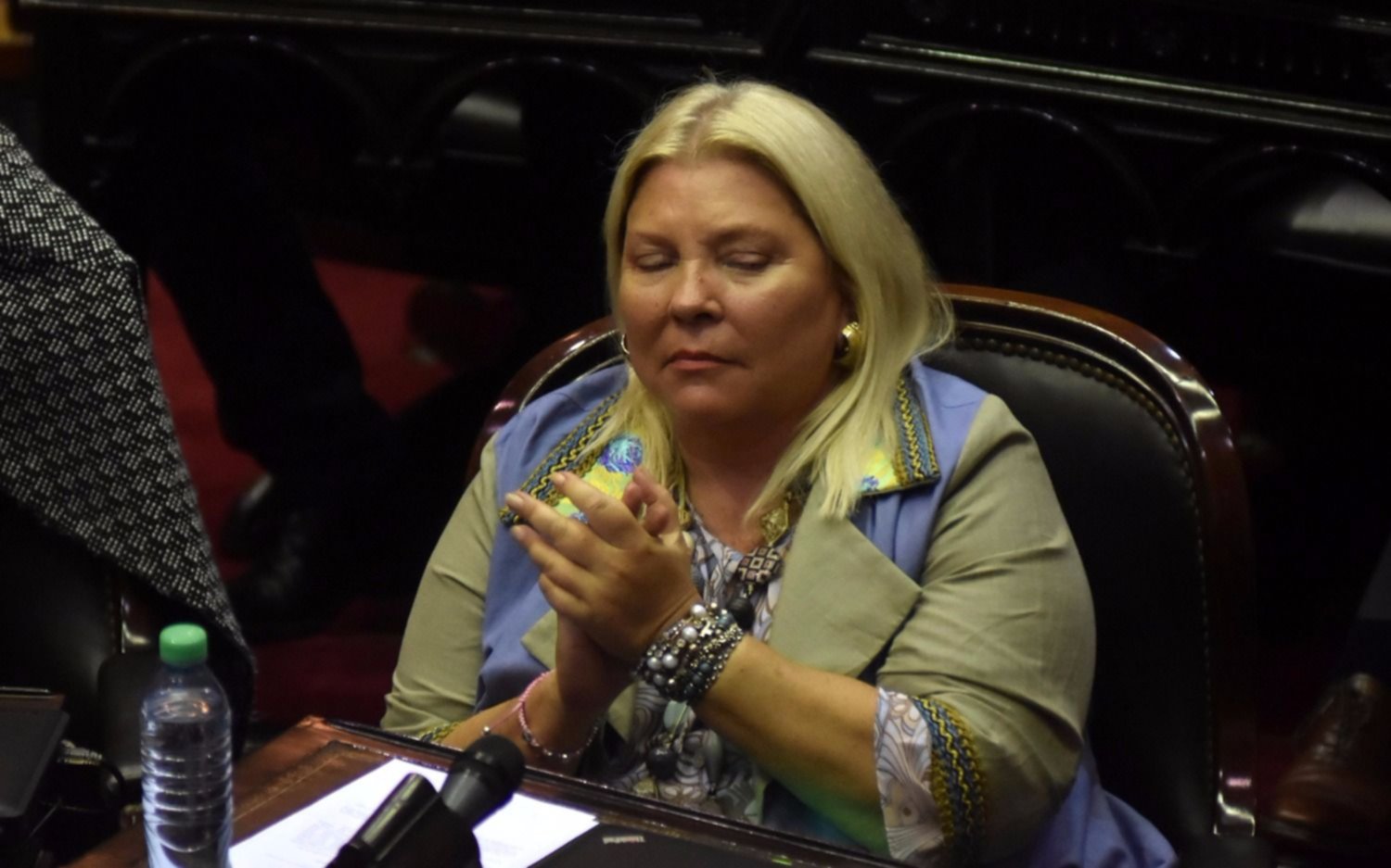 Carrió le contestó a De Vido por el champagne 