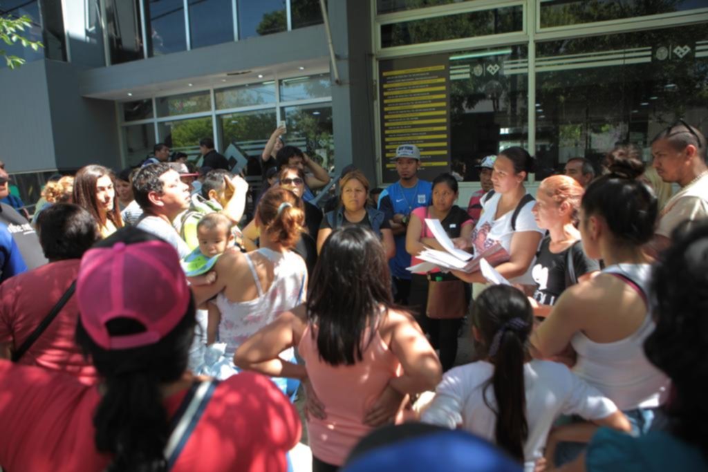 Tras los anuncios, protestaron los vendedores ambulantes
