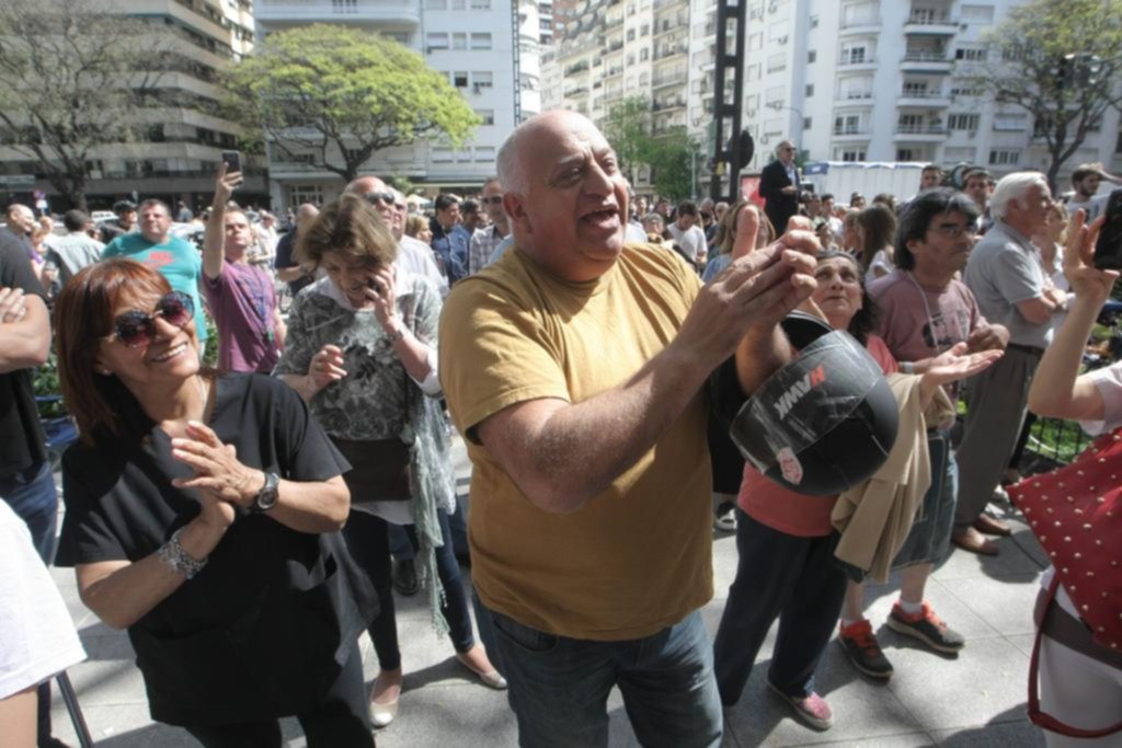 La gente espero su salida