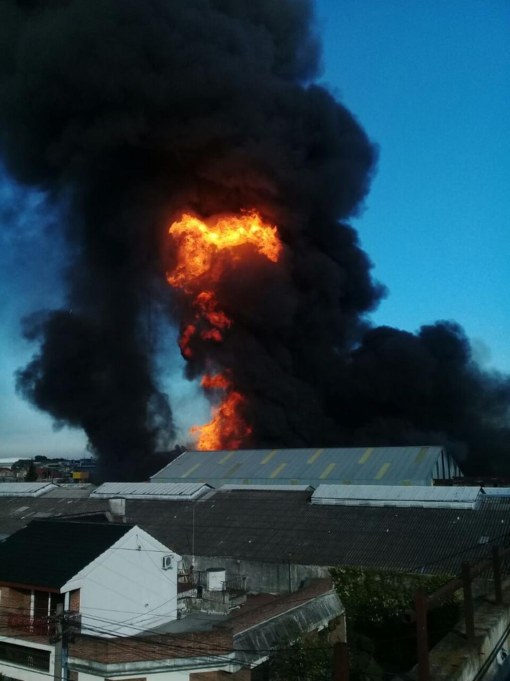 Impresionante incendio en una fábrica de pinturas de San Justo