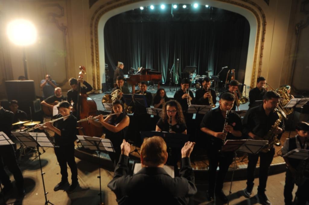Sinfonía solidaria en el Pasaje con Lito Vitale y la Orquesta Escuela