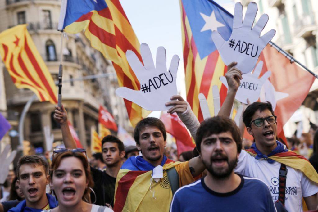 El líder catalán descarta llamar a elecciones y se profundiza la crisis