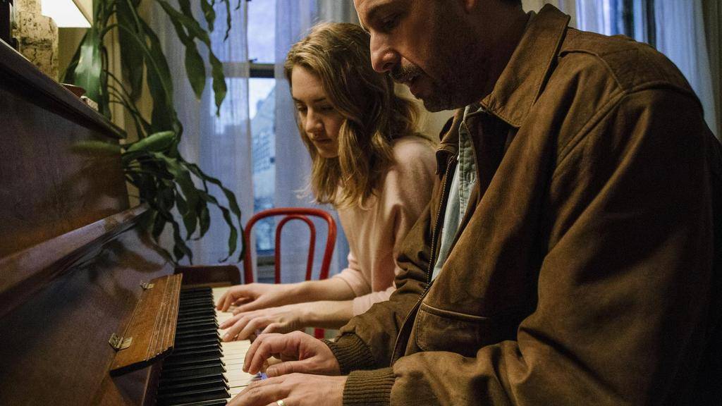 Familias disfuncionales, melancolía y humor seco: la fórmula de Baumbach que siempre cautiva