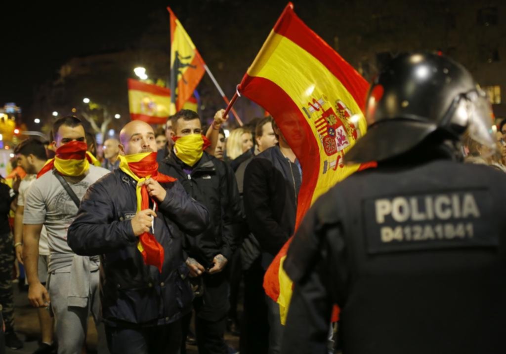Hubo festejos y protestas por la crisis independentista catalana