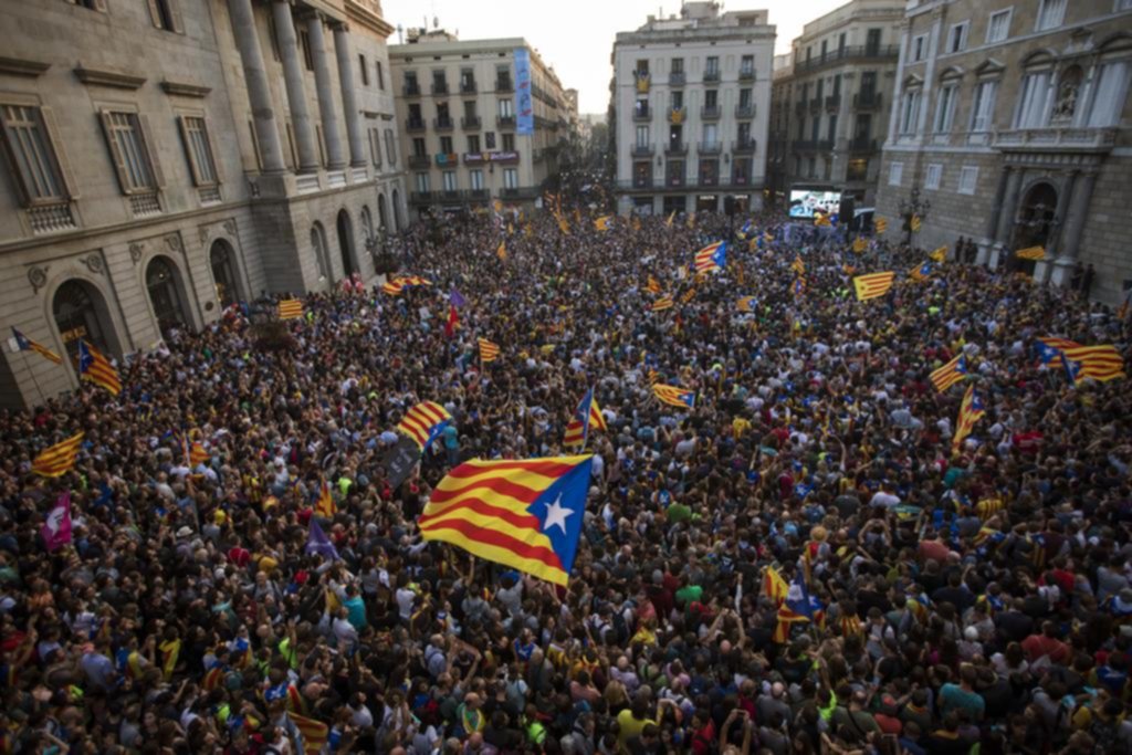 Cataluña se declaró independiente, pero Rajoy disolvió el gobierno y el Parlamento