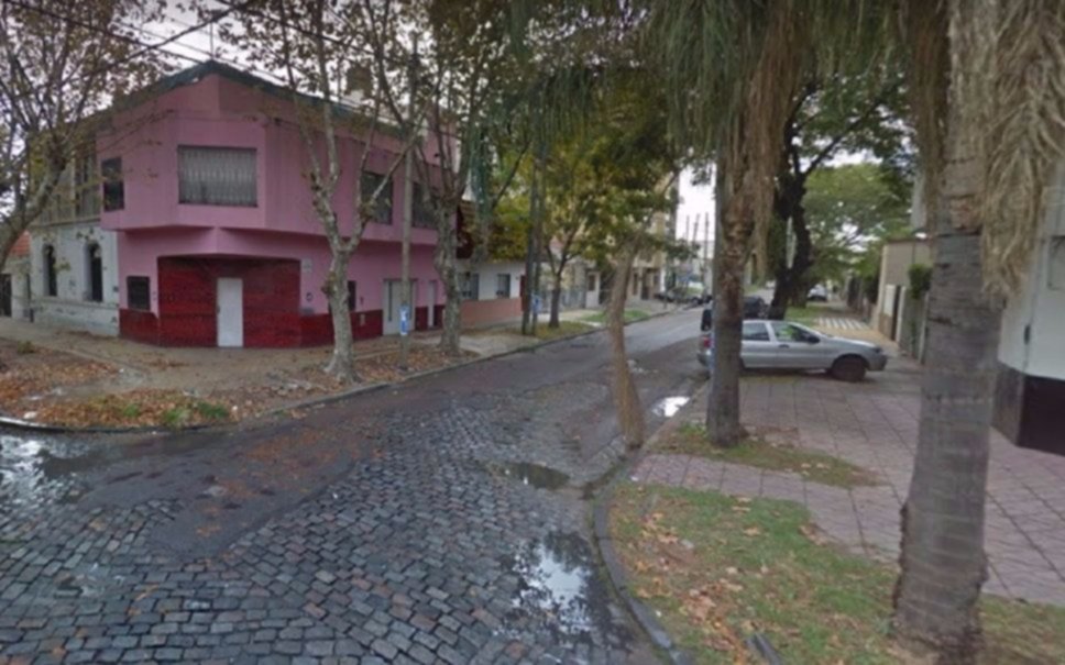 Asesinan a balazos a un policía en un tiroteo para robarle el auto en Lanús 